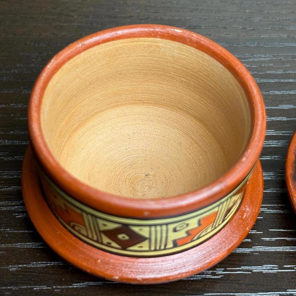 Peruvian Terracotta Jewelry Box – Hand-Painted Circular Clay Case, Handmade - Picture 3 of 5